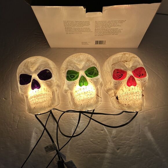 New Celebration 3 Skull Pathway Markers Halloween Outdoor Lights 3 Ft - Picture 6 of 7